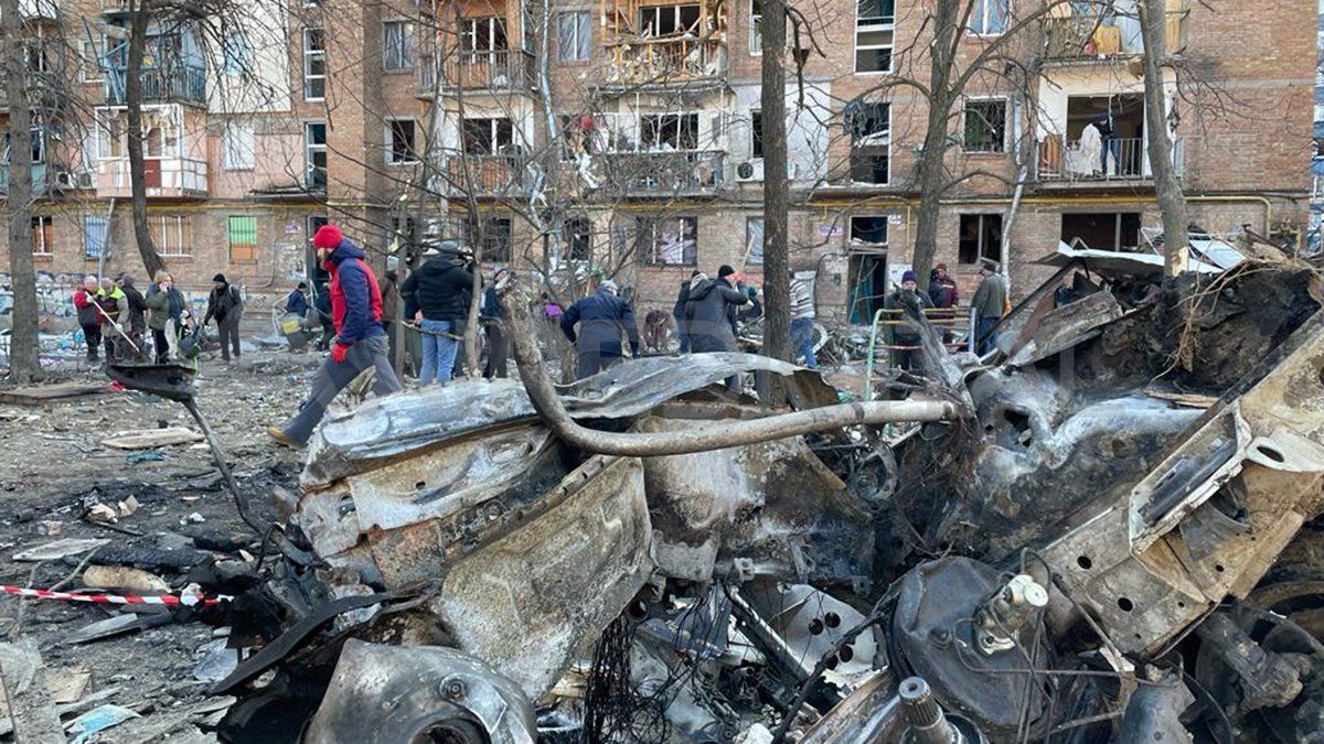 Un misil cayó donde había una pequeña plazoleta para que jueguen los niños de un complejo de edificios modestos en Kiev.