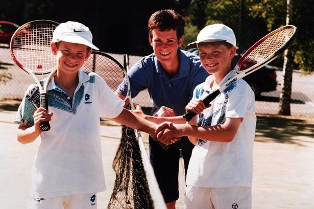 Andy (izquierda), por entonces de 9 años (junto a su madre, Judy, y su hermano mayor Jamie), ya participaba de distintos certámenes en Escocia. Guiado por su progenitora, que era entrenadora de tenis, había comenzado a practicarlo con solo 3 años y, merced al mismo, podría superar el horror que vivió en la escuela primaria de Dunblane.