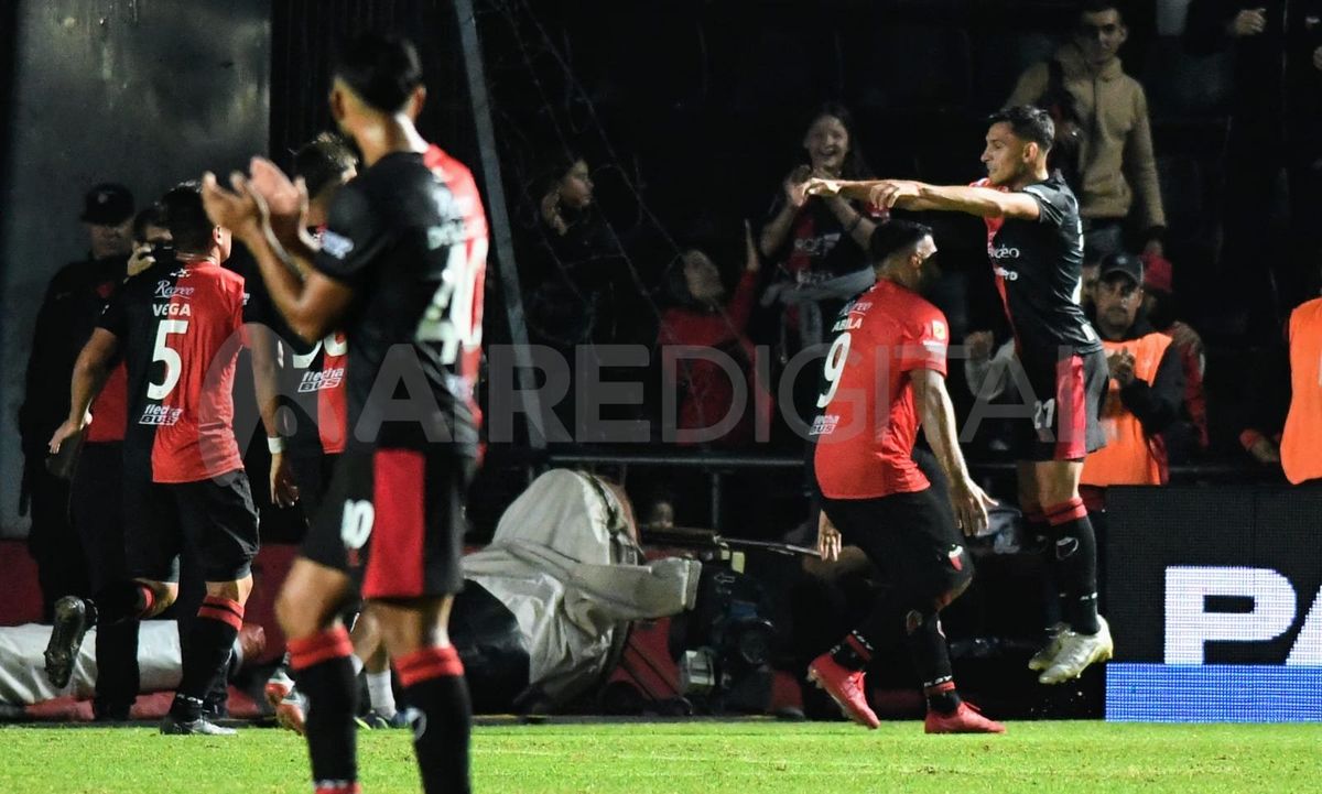 Wanchope Ábila sigue afilado y Colón saca diferencia sobre Vélez en Santa Fe.