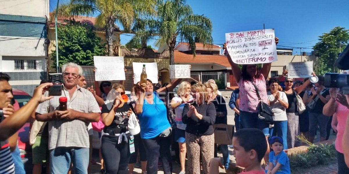Vecinos de Santo Tomé se manifestaron por el agua potable marrón