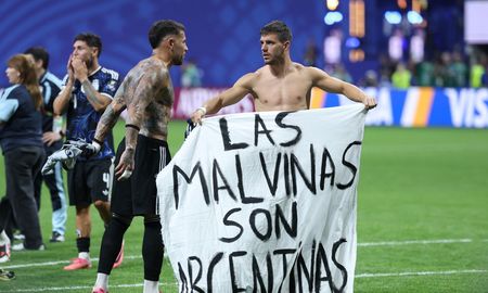 Giovani Lo Celso llevó la bandera de Las Malvinas son argentinas y, junto al resto de los jugadores, festejó la victoria de Argentina. Giovani Lo Celso llevó la bandera de Las Malvinas son argentinas y, junto al resto de los jugadores, festejó la victoria de Argentina.