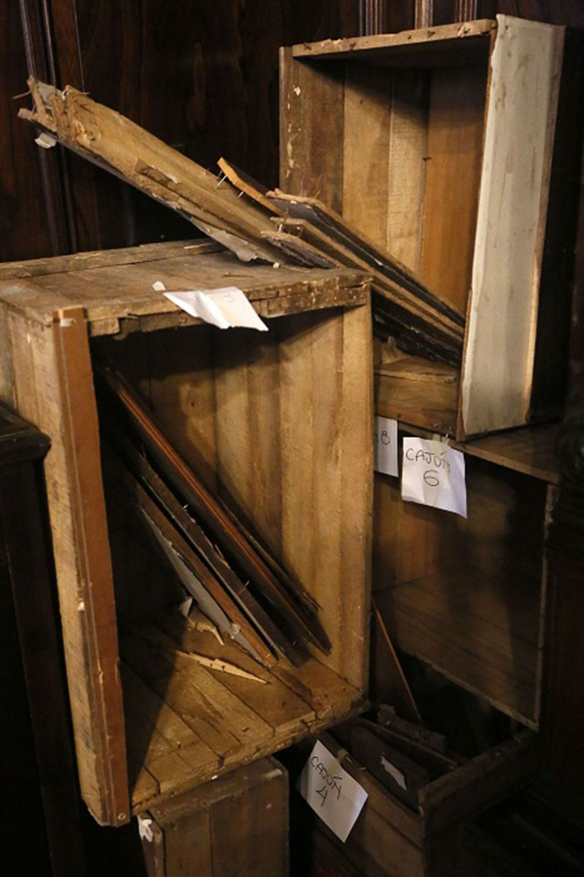 El material fue recibido en 12 cajas. El contenido fue dividido en dos categorías: libretas y material suelto (fichas, hojas con estampillas, imágenes). El material fue recibido en 12 cajas. El contenido fue dividido en dos categorías: libretas y material suelto (fichas, hojas con estampillas, imágenes).