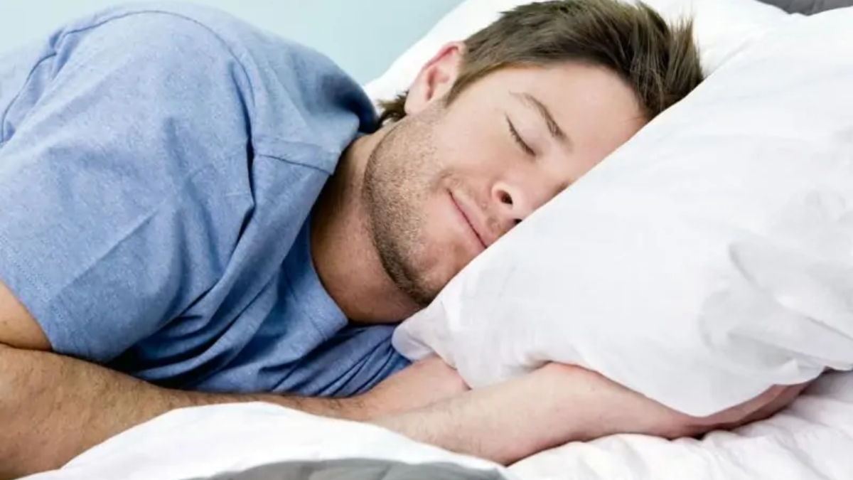 Dormir poco o en exceso puede afectar la salud física y mental a largo plazo. Dormir poco o en exceso puede afectar la salud física y mental a largo plazo.