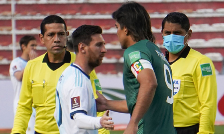 Lionel Messi y Marcelo Martins, capitanes de Argentina y Bolivia respectivamente. Lionel Messi y Marcelo Martins, capitanes de Argentina y Bolivia respectivamente.