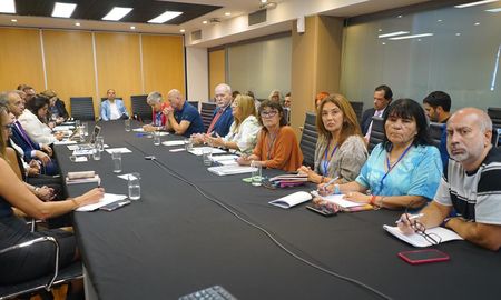 El Gobierno nacional presentó una propuesta de $650.000 como piso salarial, que fue rechazada por la Unión Docentes Argentinos. El Gobierno nacional presentó una propuesta de $650.000 como piso salarial, que fue rechazada por la Unión Docentes Argentinos.