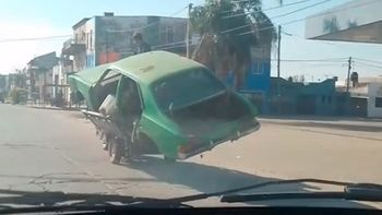 Un conductor filmó cómo un recolector trasladaba la carrocería de un vehículo viejo en moto por Avenida Peñaloza. Peligro y falta de control.