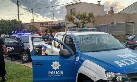 Maros Turismo. El 3 de enero del 2017 cientos de clientes de la firma se concrentaron en la agencia y exigieron respuestas sobre los viajes que habían contratado y nunca se hicieron. Maros Turismo. El 3 de enero del 2017 cientos de clientes de la firma se concrentaron en la agencia y exigieron respuestas sobre los viajes que habían contratado y nunca se hicieron.