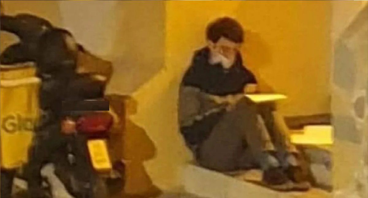 El repartidor que estudiaba en la calle entre pedido y pedido