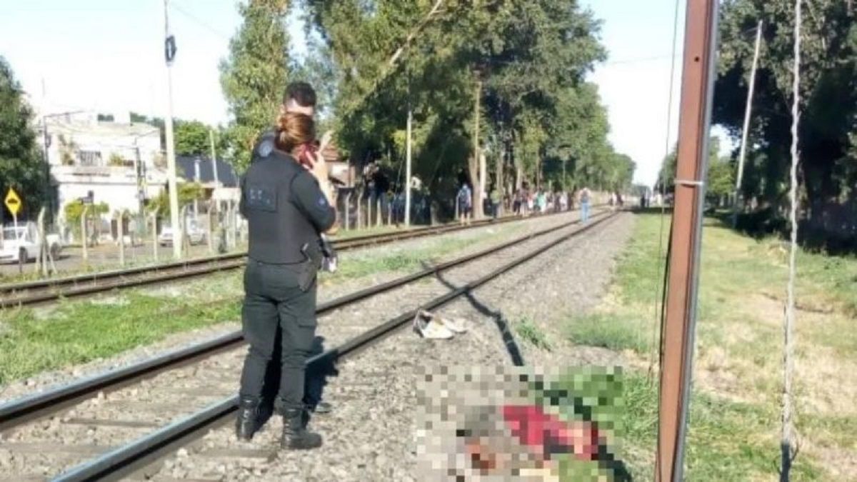 Matan a una mujer tras arrojarla a las vías del tren y por el femicidio detienen a su esposo.