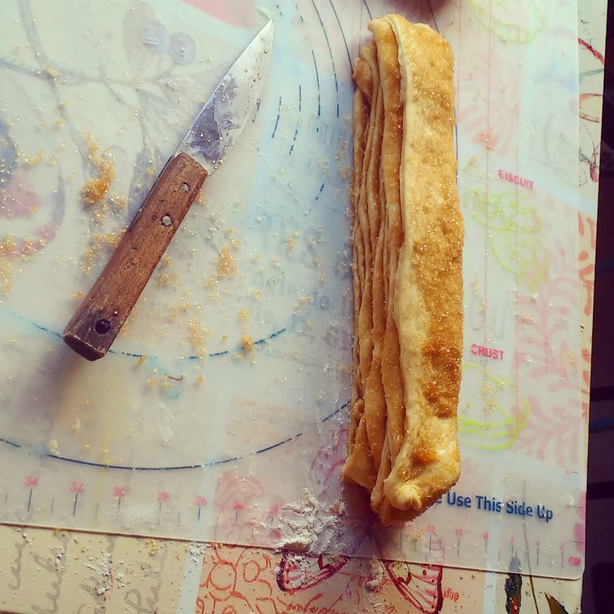 Para hacer el pan acordeón hay que apilarlo y hacer cuadrados. Para hacer el pan acordeón hay que apilarlo y hacer cuadrados.