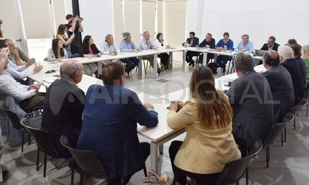 El ministro de la Producción, Daniel Costamagna y Juan José Bahillo participaron del encuentro en la ciudad de Rosario. El ministro de la Producción, Daniel Costamagna y Juan José Bahillo participaron del encuentro en la ciudad de Rosario.