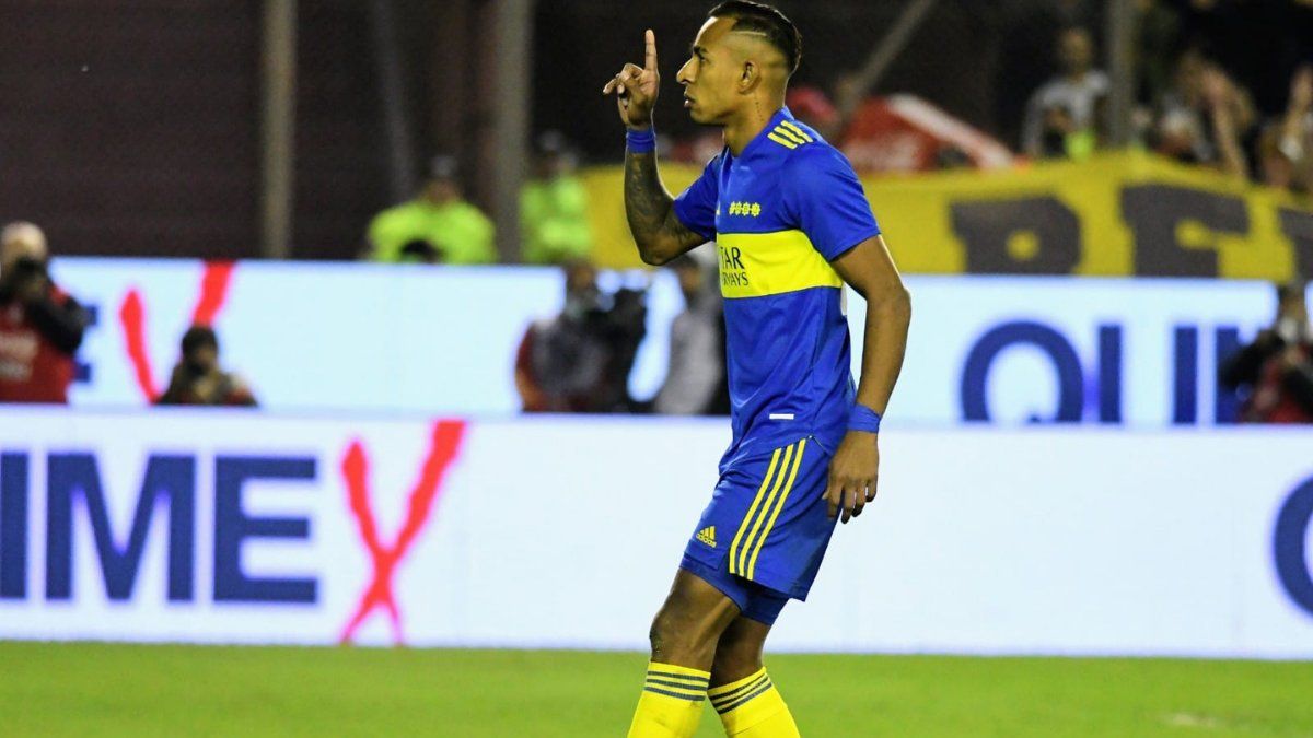 Sebastián Villa salió al campo de juego pese a la denuncia por abuso sexual e intento de homicidio.