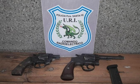 Las armas de fuego secuestradas tras la persecución. Las armas de fuego secuestradas tras la persecución.
