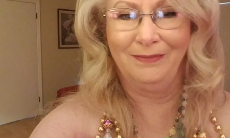 Tiene 70 años, su familia no le habla y gana una fortuna en OnlyFans Tiene 70 años, su familia no le habla y gana una fortuna en OnlyFans