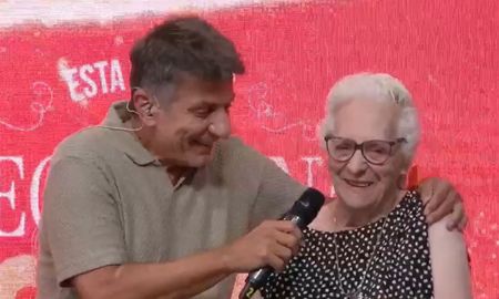 Aurelia se robó el corazón de todos al entregar la caja navideña número 900 en la campaña solidaria de AIRE junto al Movimiento Los Sin Techo. Aurelia se robó el corazón de todos al entregar la caja navideña número 900 en la campaña solidaria de AIRE junto al Movimiento Los Sin Techo.