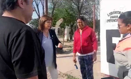 Echaron a Patricia Bullrich del barrio Emerenciano Sena en Chaco: Acá no se puede pisar, somos dueños... Echaron a Patricia Bullrich del barrio Emerenciano Sena en Chaco: Acá no se puede pisar, somos dueños...