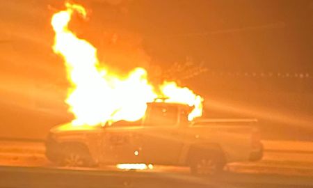 La camioneta se prendió fuego y una dotación de Bomberos arribó al lugar para sofocar las llamas. La camioneta se prendió fuego y una dotación de Bomberos arribó al lugar para sofocar las llamas.