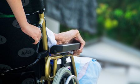 Llevó a un muerto en silla de ruedas hasta un banco para hacerle pasar por vivo y cobrar su pensión Llevó a un muerto en silla de ruedas hasta un banco para hacerle pasar por vivo y cobrar su pensión