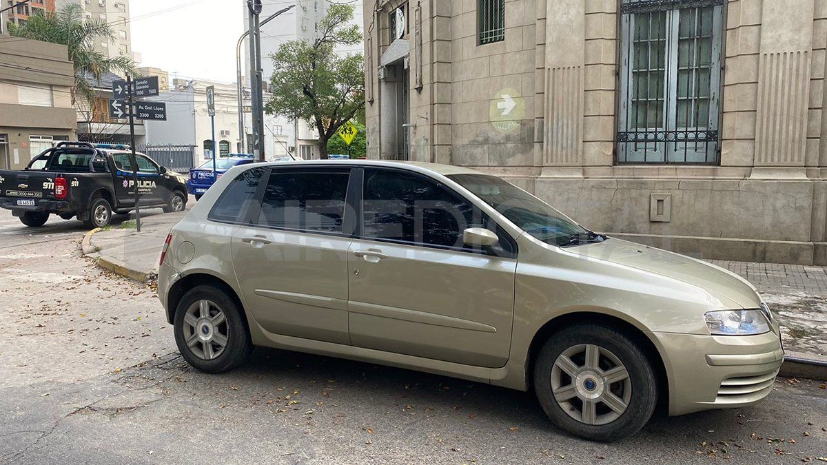 El auto en el que la víctima llegó a la plaza fue secuestrado y trasladado a la Seccional Segunda.