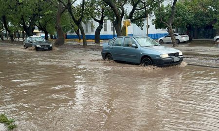 Tal como se anticipó, la jornada de este jueves comenzó con lluvias y vientos intensos en la ciudad de Santa Fe. Tal como se anticipó, la jornada de este jueves comenzó con lluvias y vientos intensos en la ciudad de Santa Fe.
