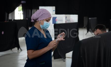 El Ministerio de Salud dispuso dos vacunatorios móviles en la ciudad de Santa Fe. El Ministerio de Salud dispuso dos vacunatorios móviles en la ciudad de Santa Fe.