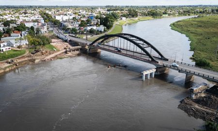 El nivel del río altera la logística en la obra del nuevo puente Santa Fe - Santo Tomé. Enrico explicó que no cambian plazos, pero sí la forma de trabajar. El nivel del río altera la logística en la obra del nuevo puente Santa Fe - Santo Tomé. Enrico explicó que no cambian plazos, pero sí la forma de trabajar.