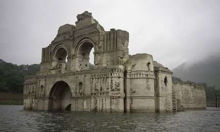 Una iglesia antigua emergió de las aguas en México Una iglesia antigua emergió de las aguas en México