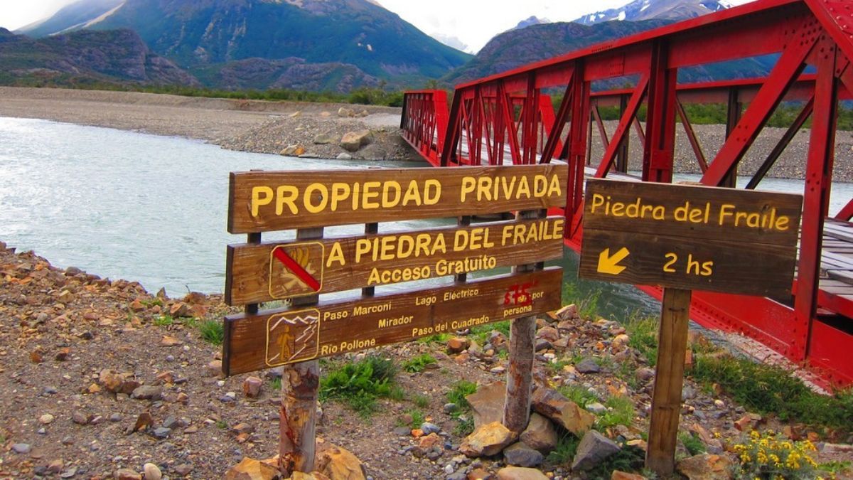 Santa Cruz pidió anular decretos que crearon reservas en su territorio; la Corte Suprema derivó la causa al juzgado que ya falló en otro caso similar.