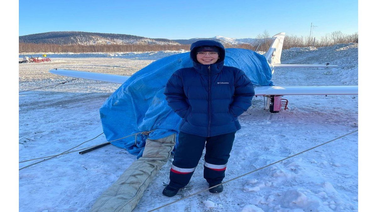 Debido a las malas condiciones meteorológicas (y también a problemas con su visa), Zara permaneció casi tres semanas en Ayan, Rusia, hasta que pudo continuar con su travesía. En ese lapso, debió derretir a diario el hielo que se formaba sobre su avión.