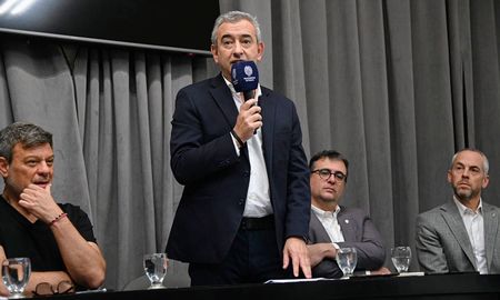 El intendente de Rosario anunció que otorgará el incremento salarial por decreto y aplicará descuentos a quienes adhieran al paro municipal. El intendente de Rosario anunció que otorgará el incremento salarial por decreto y aplicará descuentos a quienes adhieran al paro municipal.
