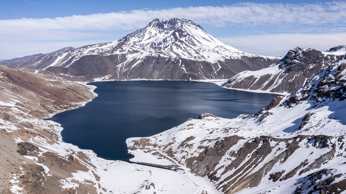 Se trata del Complejo Volcánico Planchón-Peteroa, ubicado en el sur de la provincia de Mendoza, en el departamento de Malargüe y sobre el límite internacional con Chile Se trata del Complejo Volcánico Planchón-Peteroa, ubicado en el sur de la provincia de Mendoza, en el departamento de Malargüe y sobre el límite internacional con Chile