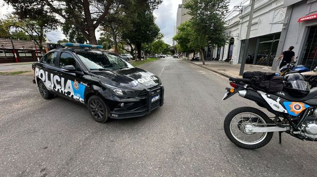 Tras la asistencia, en el lugar permanecieron los conductores de ambos vehículos para intercambiar datos del seguro, mientras personal policial continuaba con el operativo de tránsito
