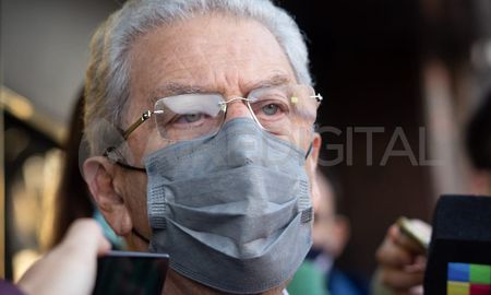 Juan Carlos Mercier despidió al Lole Reutemann este jueves en la casa de sepelios. Juan Carlos Mercier despidió al Lole Reutemann este jueves en la casa de sepelios.