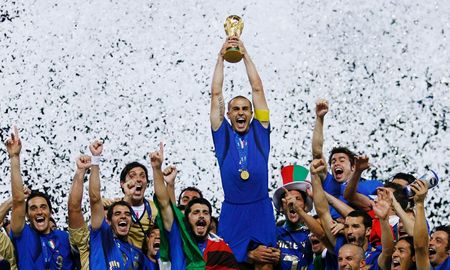 Fabio Cannavaro sostiene el trofeo del mundo luego de que la Azzura se imponga en penales a Francia, en el Mundial de Alemania 2006. Fabio Cannavaro sostiene el trofeo del mundo luego de que la Azzura se imponga en penales a Francia, en el Mundial de Alemania 2006.