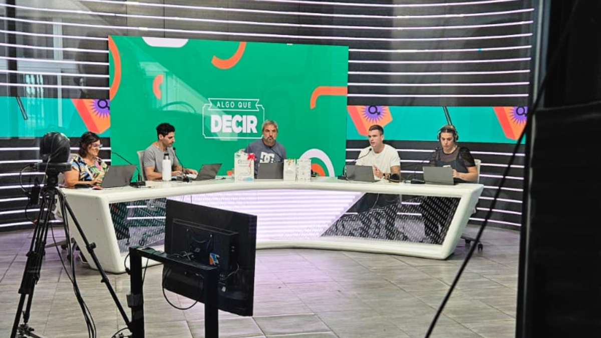 Algo que Decir es el programa de los domingos a la mañana y te acompaña de 08:00 a 14:00. Algo que Decir es el programa de los domingos a la mañana y te acompaña de 08:00 a 14:00.