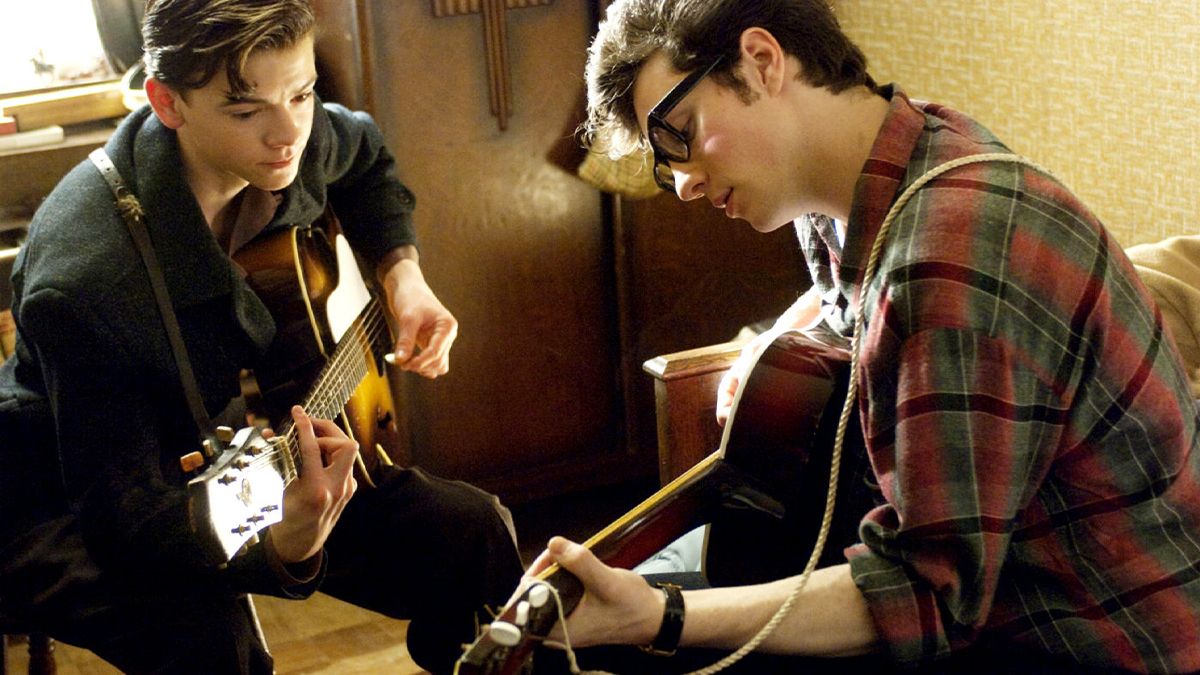 Aaron Taylor-Johnson (Anna Karenina, Animales Nocturnos) en la piel de John Lennon. Thomas Brodie-Sangster (Gambito de Dama, Maze Runner) como el joven Paul McCartney