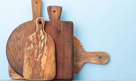 Cómo limpiar la tabla de cortar de forma correcta y eliminar bacterias invisibles. Cómo limpiar la tabla de cortar de forma correcta y eliminar bacterias invisibles.