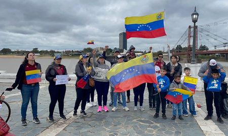 Venezolanos que viven en Santa Fe se manifestaron este sábado por la elecciones en ese país. Venezolanos que viven en Santa Fe se manifestaron este sábado por la elecciones en ese país.