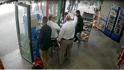 Video: un inspector de colectivos golpeó salvajemente en la terminal a un discapacitado