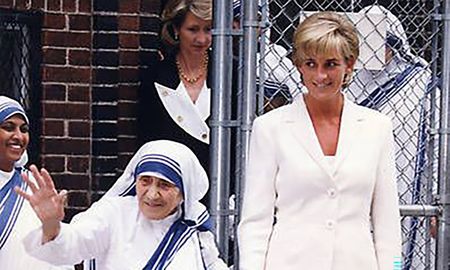 Durante la última década del siglo pasado, Lady Di y la Madre Teresa de Calcuta forjaron una estrecha relación aunque sólo se vieron en dos oportunidades. Durante la última década del siglo pasado, Lady Di y la Madre Teresa de Calcuta forjaron una estrecha relación aunque sólo se vieron en dos oportunidades.