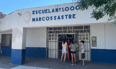La Escuela N° 1.000 Marcos Sastre, ubicada en Berutti 5.700, suspendió las clases debido a la falta de agua. La Escuela N° 1.000 Marcos Sastre, ubicada en Berutti 5.700, suspendió las clases debido a la falta de agua.
