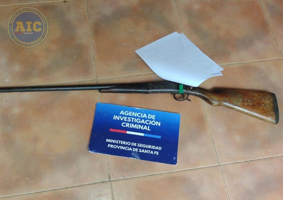 El arma secuestrada en una de las viviendas.