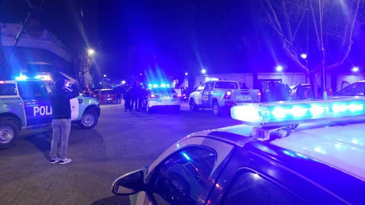 Efectivos de la Polic&iacute;a Bonaerense se manifestaron este lunes a la noche reclamando una mejora en el salario y en las condiciones de trabajo. El Ministerio de Seguridad de Buenos Aires anunci&oacute; que responder&aacute;n al reclamo con un aumento.