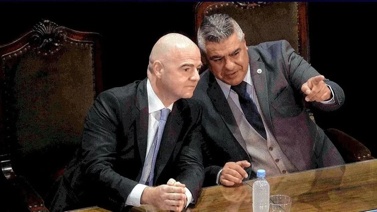 Gianni Infantino está en Paraguay y crecen las chances para que Argentina sea elegida sede del Mundial 2023.