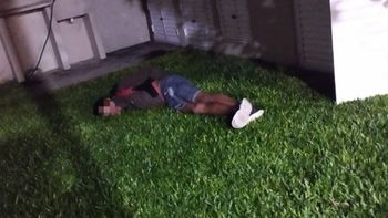 Así quedó el rufián tras caer en el patio de la vivienda.&nbsp;