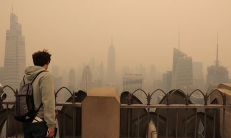 Una persona mira desde lo alto del Rockefeller Center, mientras la bruma y el humo causados por los incendios forestales en Canadá se ciernen sobre el horizonte de Manhattan, en la ciudad de Nueva York, Nueva York, EE.UU., 7 de junio de 2023. Foto NA: REUTERS/Andrew Kelly Una persona mira desde lo alto del Rockefeller Center, mientras la bruma y el humo causados por los incendios forestales en Canadá se ciernen sobre el horizonte de Manhattan, en la ciudad de Nueva York, Nueva York, EE.UU., 7 de junio de 2023. Foto NA: REUTERS/Andrew Kelly