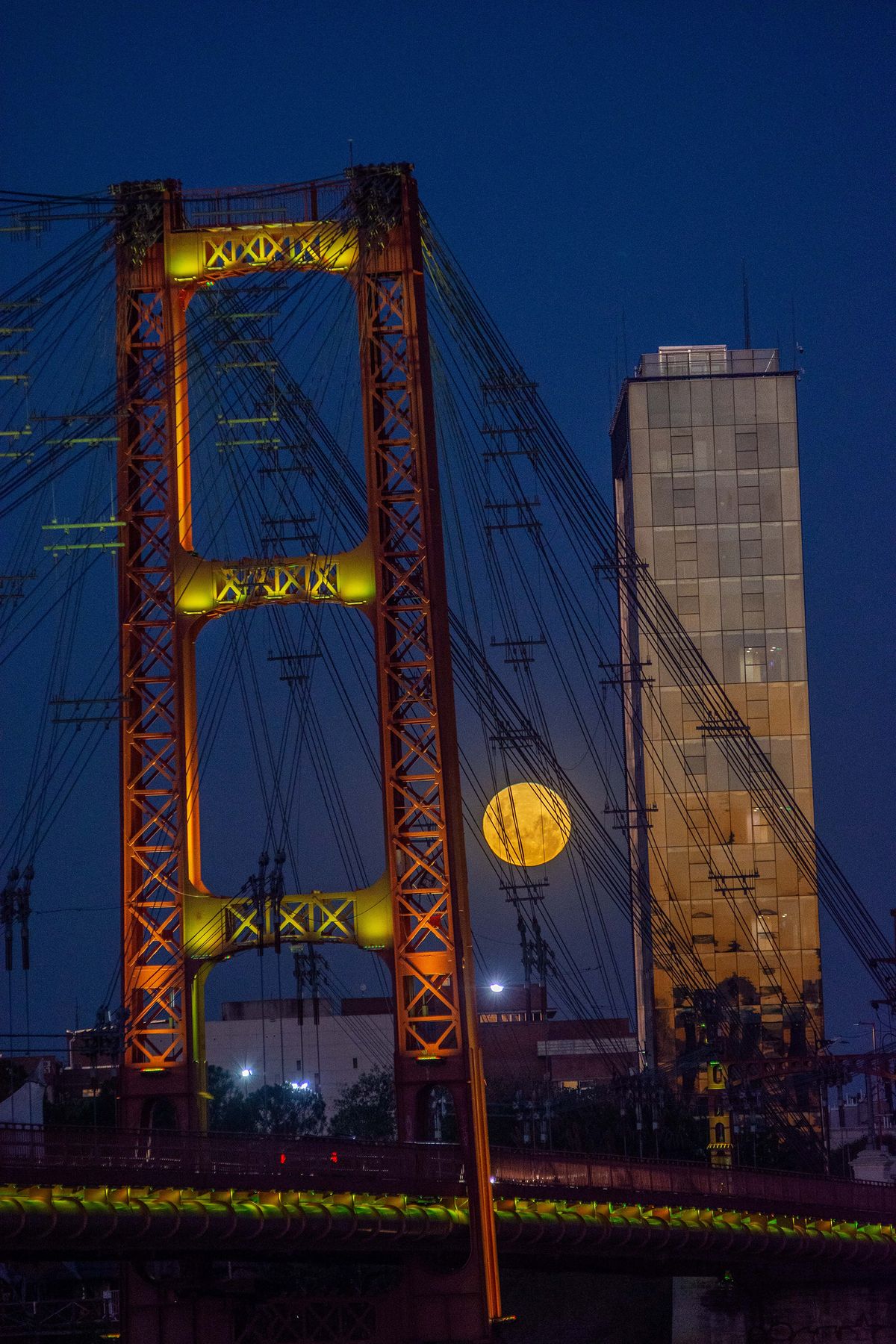 Las mejores postales de la ciudad de Santa Fe, acompañadas de la Luna y el Sol. Las mejores postales de la ciudad de Santa Fe, acompañadas de la Luna y el Sol.