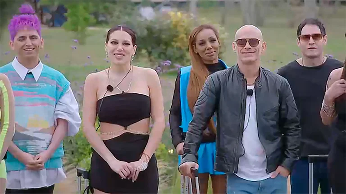 En el primer episodio de El Hotel de los Famosos 2, los participantes compitieron en dos equipos.