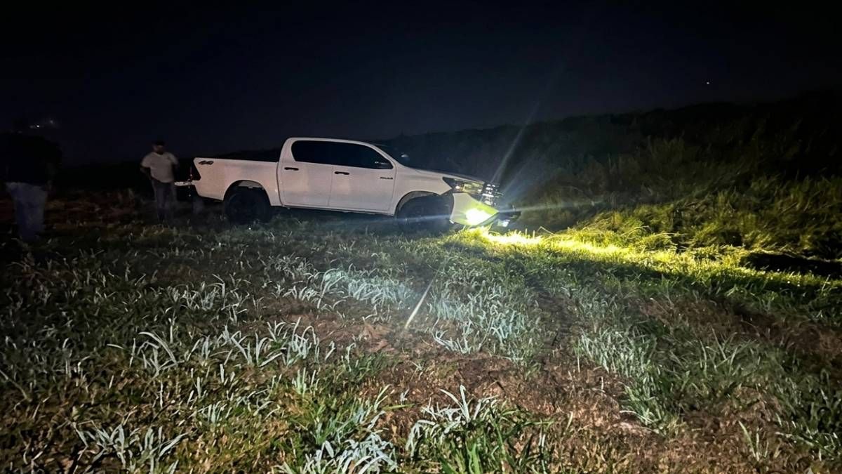 El conductor de la camioneta fue asistido ya que presentaba algunas lesiones leves. El conductor de la camioneta fue asistido ya que presentaba algunas lesiones leves.