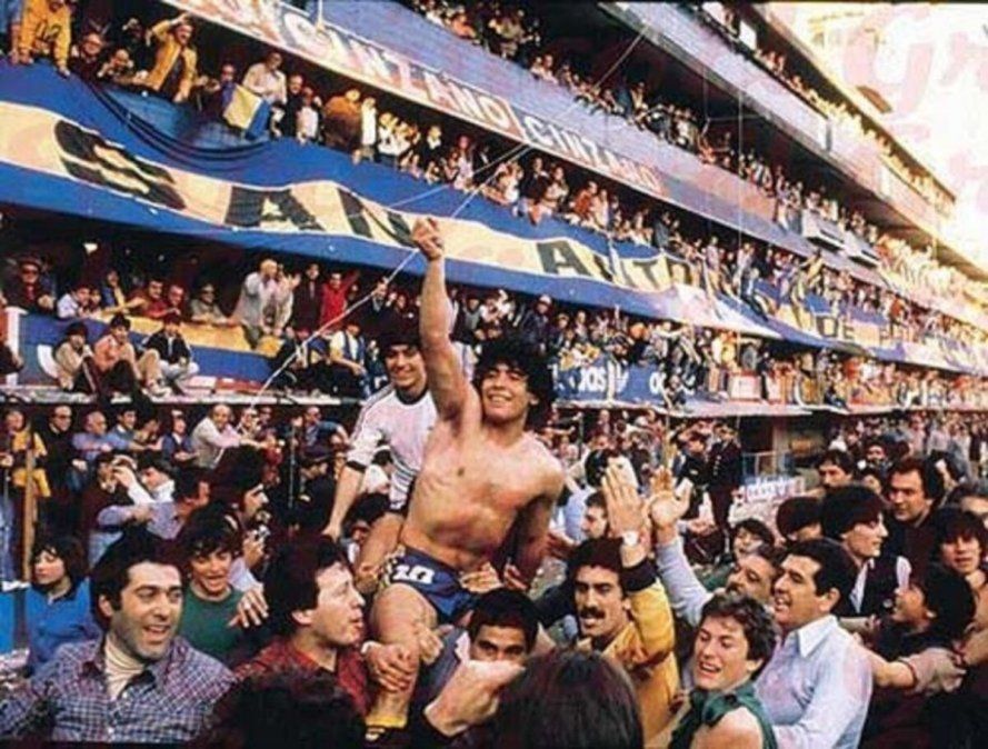 Diego es llevado en andas por los hinchas xeneizes. El Metropolitano 81 fue su &uacute;nico t&iacute;tulo con la camiseta de Boca Juniors.